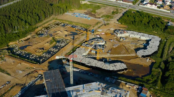 田園地帯の建設現場の空中ビュー。ビデオだ。緑の松に囲まれた大きな建物の領土. — ストック写真