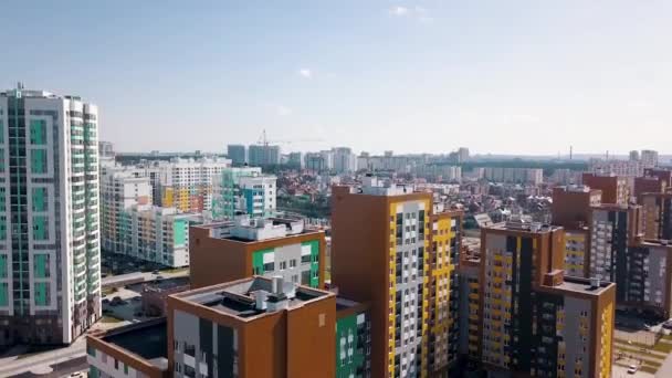Vista aérea de un típico barrio moderno para dormir con edificios residenciales y complejos con patios. Vídeo. Gran ciudad en verano cielo azul fondo. — Vídeos de Stock