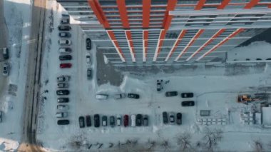Tipik yerleşim alanının havadan görünüşü. Yüksek binaların oraya park edilmiş bir sürü araba var. Video kaydı. Konut ve karla kaplı bir yolun detayları, kışın büyük şehir hayatı..