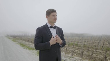 Damat heyecanlı bir şekilde tek başına duruyor. Başla. Damat endişeyle sahanın arka planında tek başına dikiliyor. Gelin kocasından kaçtı, onu tarlada yalnız bıraktı.