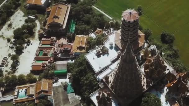 Vue aérienne d'un complexe de temples sur fond de champs agricoles verts. Vidéo. Concept de religion et d'architecture, bâtiments insolites à la campagne. — Video