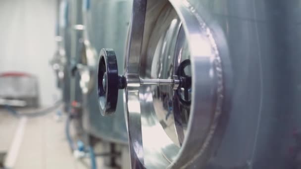 Ipari rozsdamentes acél tartályok a modern sörfőzdében. Videó. Ipari háttér sörtartályokkal a gyárban. — Stock videók