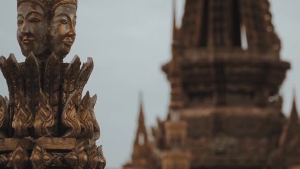 Enormes rostros en las torres del antiguo templo, Angkor Wat, Camboya. Vídeo. Detalles de un templo hindú increíble. — Vídeo de stock