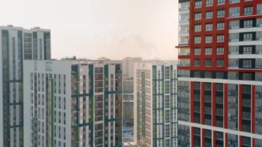 Güneşli caddeleri ve bulutlu arka planda yüksek binaları olan büyük bir şehir manzarası. Video kaydı. Güzel renkli şehir alanı, kentleşme kavramı.