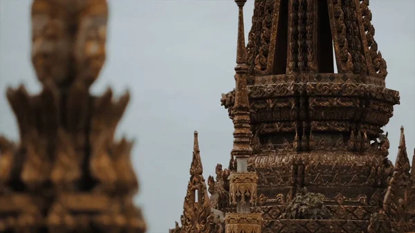 Ogromne twarze na wieżach starożytnej świątyni, Angkor Wat, Kambodża. Nagranie. Szczegóły niesamowitej hinduskiej świątyni. — Zdjęcie stockowe