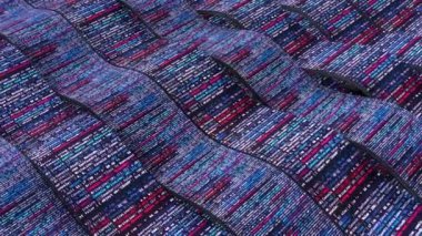 Mor renklerle hareket eden güzel dalgalı arka plan, kusursuz döngü. Animasyon. Bilgisayar kod satırlı teknolojik desen.