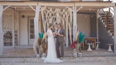 Hippi tarzı düğün. Başla. Eski giysiler içinde yeni evlenmiş güzel bir çift düğün töreni düzenliyor. Yeni evliler ahşap evin arka planında evleniyorlar. Kavramsal düğün