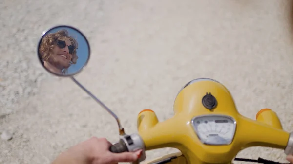 스쿠터를 탄 매력적 인 청년의 근접 사진입니다. 행동. 화창 한 날에 스쿠터를 운전하는 잔인 한 남자. 우아 한 남자는 빈티지 스쿠터를 타지 — 스톡 사진