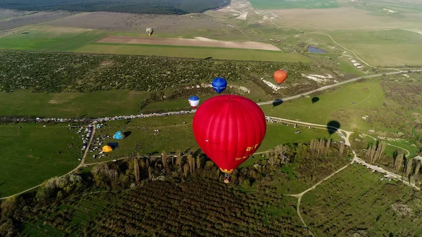 Vue aérienne panoramique du vol de montgolfières au-dessus du paysage naturel vert estival. Fusillade. Explorer la beauté de la nature au-dessus des champs. — Photo