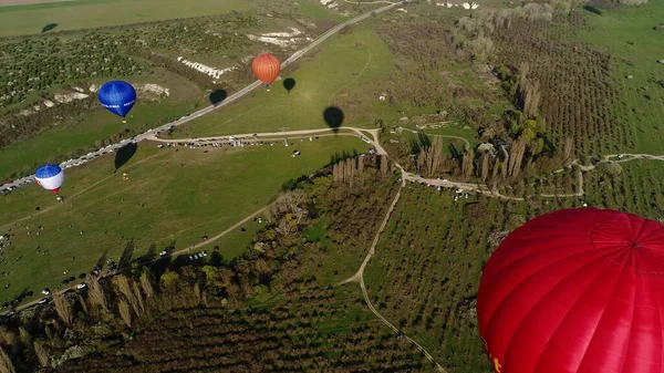 Vue aérienne panoramique du vol de montgolfières au-dessus du paysage naturel vert estival. Fusillade. Explorer la beauté de la nature au-dessus des champs. — Photo