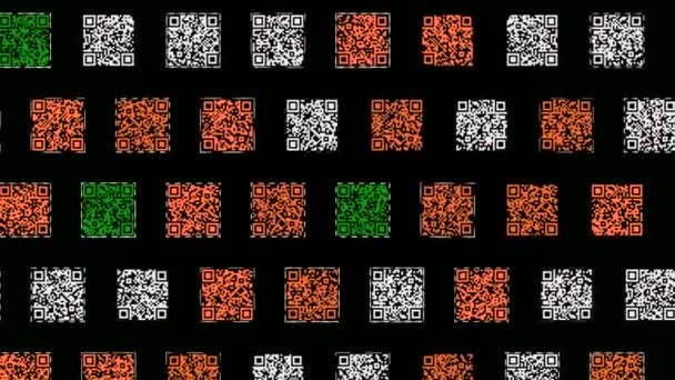 Códigos QR coloridos sobre fondo negro. Animación. filas de códigos se mueven como una serpiente. Muchos códigos QR se mueven a través de filas. Matrix códigos de barras con información sobre varios objetos — Vídeo de stock