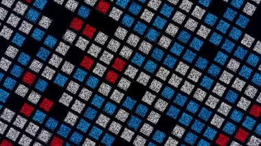 Siyah arka planda çok renkli mozaik. Animasyon. Mozaik akışında birçok renkli kare hareket eder. Siber uzayda bilgi taşıyan kareli elektronik mozaik