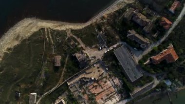 Endüstriyel bölge üzerinde uçuş. Vuruldu. Bir yaz günü köyün yakınındaki eski endüstriyel kompleksin havadan görünüşü.