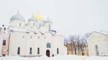Rusya 'nın gri ve altın kubbeli güzel St. Sophia, Novgorod Katedrali. Kavram. Din ve mimari, eski ortodoks kilise binası..
