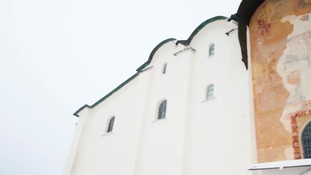 Botten utsikt över en gammal väggmålning på väggen med katedralen St Sophia, Novgorod, Ryssland. Begreppet. Religion och arkitektur, gammal ortodox kyrkobyggnad. — Stockvideo