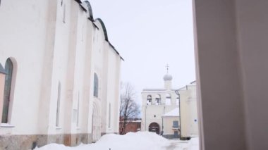 Mimari ve din, kubbeli antik katedral ve tepesinde bir haç. Kavram. Bulutlu gökyüzü arkaplanı hakkında Ortodoks kilisesi kompleksi ayrıntıları.