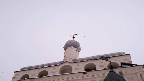 Architektura a náboženství, starobylá katedrála. Koncept. Dolní pohled na ortodoxní církevní detaily s hejnem ptáků letících na zamračené obloze na pozadí. — Stock fotografie