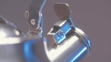 Gri duvar arka planında izole edilmiş yeni çelik bir su ısıtıcısını kapat. Başla. Ev aletleri kavramı, yeni metal çaydanlık.