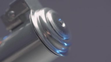 Gri duvar arka planında izole edilmiş yeni çelik bir su ısıtıcısını kapat. Başla. Ev aletleri kavramı, yeni metal çaydanlık.