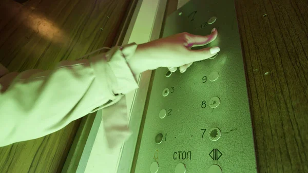 Close up de uma mão feminina bêbada pressionando todos os botões dentro de um elevador antigo com luzes piscando. Imagens de stock. Uso perigoso do elevador sob a influência de álcool ou drogas. — Fotografia de Stock
