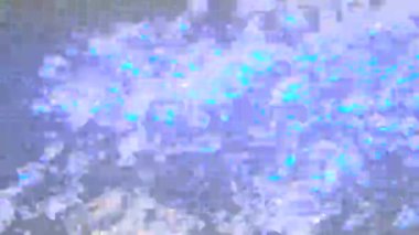 Kaynar suyla şeffaf elektrikli su ısıtıcısını kapat. HDR. Kaynar suda mavi ve beyaz kabarcıklar, ev aletleri.