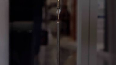 Endüstriyel kaynak robotuyla yapılan robot sergisi doğruluğunu kanıtlıyor. HDR. Üretim, mühendislik, ai, teknoloji kavramı.