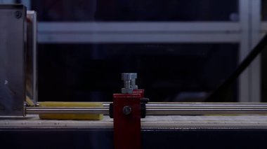 Hareket eden sarı tuğlalı modern bir taşıma hattının yan görüntüsünü kapat. HDR. Taşıma bandı ve renkli briketlerle endüstriyel arka plan.