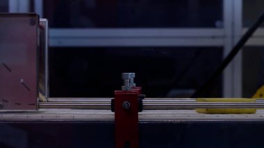 Hareket eden sarı tuğlalı modern bir taşıma hattının yan görüntüsünü kapat. HDR. Taşıma bandı ve renkli briketlerle endüstriyel arka plan.