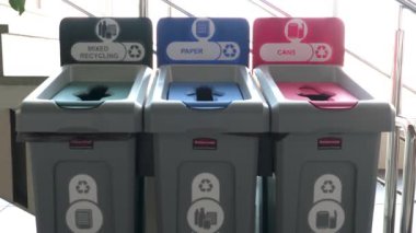 Halka açık üç geri dönüşüm kutusunu kapatın. HDR. Atık ayrımcılığı kavramı, alışveriş merkezinin içinde geri dönüşüm kovaları.