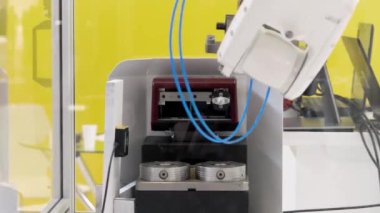 Ticari üretim konsepti, robotik otomatik ekipmanlar iş başında. HDR. Modern fabrikadaki endüstriyel makineyi kapatın..