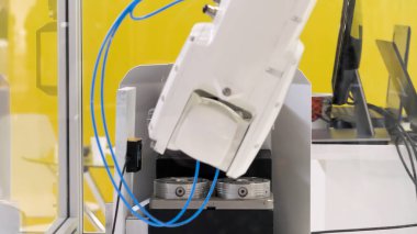 Ticari üretim konsepti, robotik otomatik ekipmanlar iş başında. HDR. Modern fabrikadaki endüstriyel makineyi kapatın..
