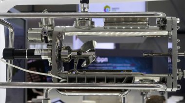 Gümüş bıçaklı yeni dönen pervane gösterisini kapatın. HDR. Sanayi teknolojileri ve otomatikleştirilmiş makineler kavramı.