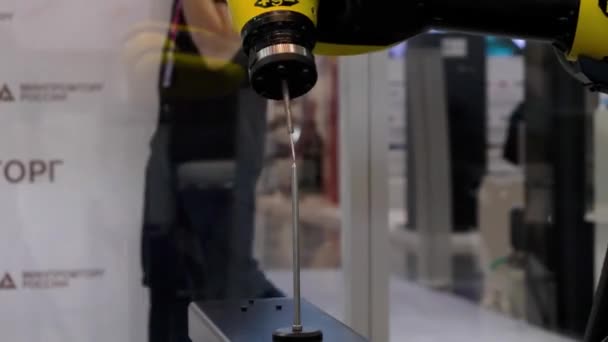 Exposição de robôs com um robô de soldagem industrial se move e demonstra sua precisão. HDR. Fabricação, engenharia, ai, conceito de tecnologia. — Vídeo de Stock