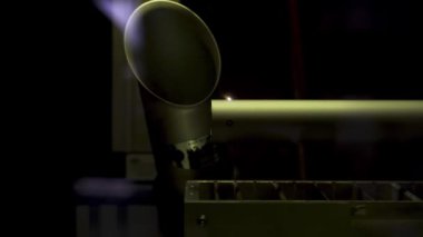 CNC lazer kesme makinesini kapat ve küçük bir tüpte delikler aç. HDR. Modern metal üretim süreci.