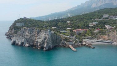 Mavi suyu ve eski kasabası olan güzel bir körfez. Başla. Sahil kenti ve dik uçurumları olan güzel bir körfez manzarası. Kırım 'ın güneyinde güzel bir sahil