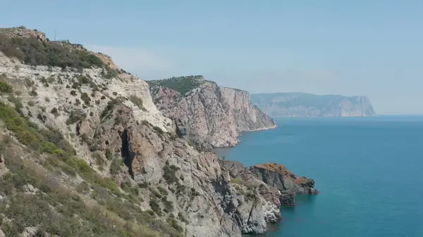 Γραφική ακτή με βραχώδεις γκρεμούς και γαλάζια θάλασσα. Πάμε. Θαλάσσιο τοπίο με βραχώδη ακτή. Εκπληκτική ομορφιά της βραχώδους ακτής της Μαύρης Θάλασσας στην Κριμαία — Φωτογραφία Αρχείου