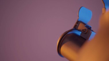 Mutfak gereçleri kavramı, yeni bir çelik çaydanlığın ağzı. Başla. Pembe duvarda izole edilmiş bir çaydanlık..