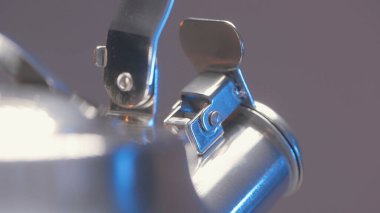 Gri duvar arka planında izole edilmiş yeni çelik bir su ısıtıcısını kapat. Başla. Ev aletleri kavramı, yeni metal çaydanlık.