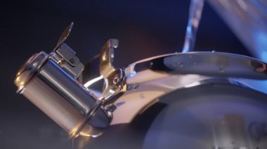 Parlak metal bir su ısıtıcısının içine su dökme işlemi. Başla. Evdeki mutfakta sıcak bir içecek hazırlıyorum..