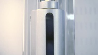 Çırpma makinesi. HDR. Üretim için modern çelik makine. Baskı yapmak için küçük boyutlarda yeni hidrolik makinenin yakın plan görüntüsü