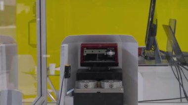 Bilgisayar kontrollü endüstriyel makine. HDR. Modern teknolojili endüstriyel fabrikada makine ya da otomatik makine. Üretimde yeni bilgisayar kontrollü aygıt