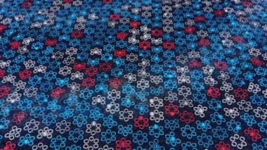 Küçük hareket eden noktalara odaklanmak için arka plan. Animasyon. Elektronik arka plan, çok renkli noktalar ilkel çiçek desenleri boyunca hareket ediyor. Noktalar çemberlerle ortak desen oluşturur