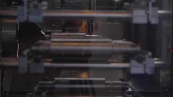 Stahlteile von industriellen Maschinen. HDR. Stahlrohre hinter Glas einer Industriemaschine. Neue Stahl-Industrieanlagen im Werk — Stockvideo