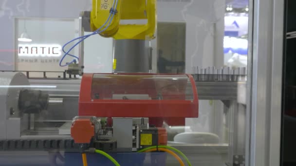 Robotik makine üretimdeki fındıkları vidalıyor. HDR. Parçaları bükmek için robot makineli üretim tesisi. Robotik kol üretimdeki parçaları büker — Stok video