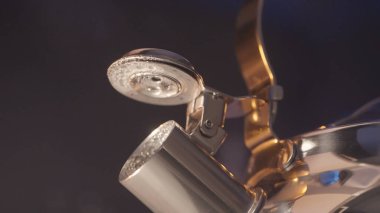 Mutfak gereçleri kavramı, kaynayan çelik çaydanlığa yakın olmak. Başla. Buharlı su ısıtıcısı mavi bir duvarda izole edilmiş..