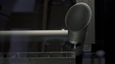 Endüstriyel cihazın egzoz borusu. HDR. Arabalardaki ya da üretim araçlarındaki egzoz gazları için modern boru. Endüstriyel ekipmanlar için yeni boru gösterisi