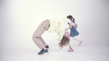 Annesi elinde telefonla köprü yapıyor ve kızı da etrafta eğleniyor. Şarjör. Modern bekar bir annenin spor yapması, iş ilişkisi olması ve çocuk büyütmesi kavramı..