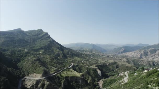 Imponująca sceneria alpejska z dzikimi nietkniętymi zboczami górskimi na tle błękitnego nieba. Akcja. Letnia przyroda w republice Dagestanu, Rosja. — Wideo stockowe
