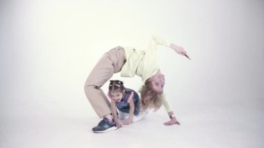 Annesi elinde telefonla köprü yapıyor ve kızı da etrafta eğleniyor. Şarjör. Modern bekar bir annenin spor yapması, iş ilişkisi olması ve çocuk büyütmesi kavramı..