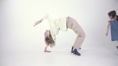 Annesi elinde telefonla köprü yapıyor ve kızı da etrafta eğleniyor. Şarjör. Modern bekar bir annenin spor yapması, iş ilişkisi olması ve çocuk büyütmesi kavramı..